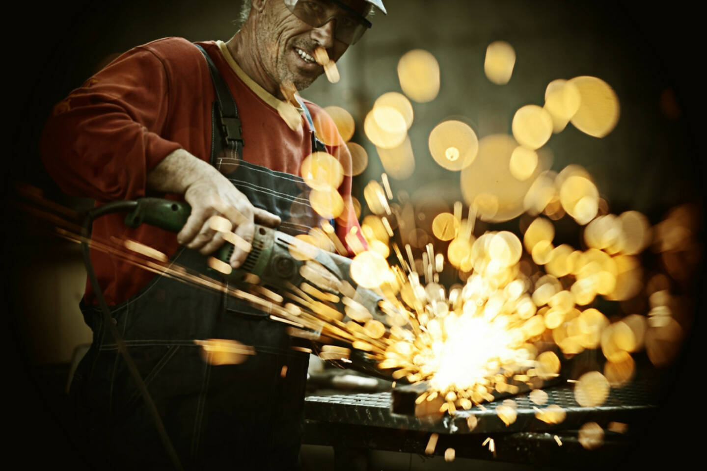 Industrie, Funke, sprühen, Metall, schneiden, Stahl, Licht, Hitze, verbrennen, Arbeit, http://www.shutterstock.com/de/pic-179712842/stock-photo-industrial-worker-cutting-and-welding-metal-with-many-sharp-sparks.html 