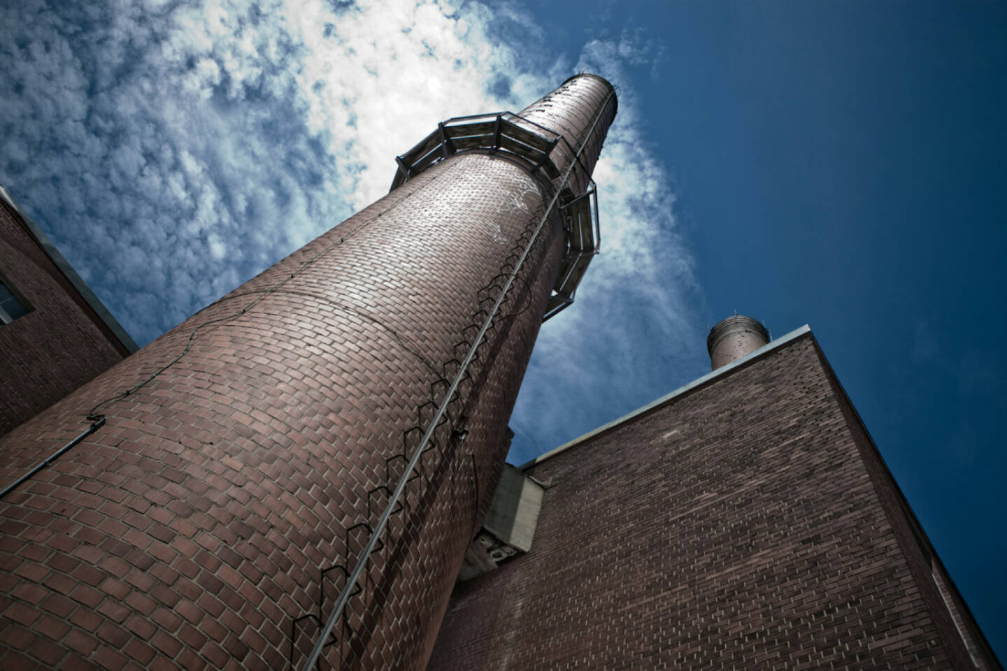 Industrie, Rauchfang, Backstein, Fabrik, Gebäude, http://www.shutterstock.com/de/pic-153115994/stock-photo-very-tall-chimney-with-a-steel-ladder-going-up-there.html 