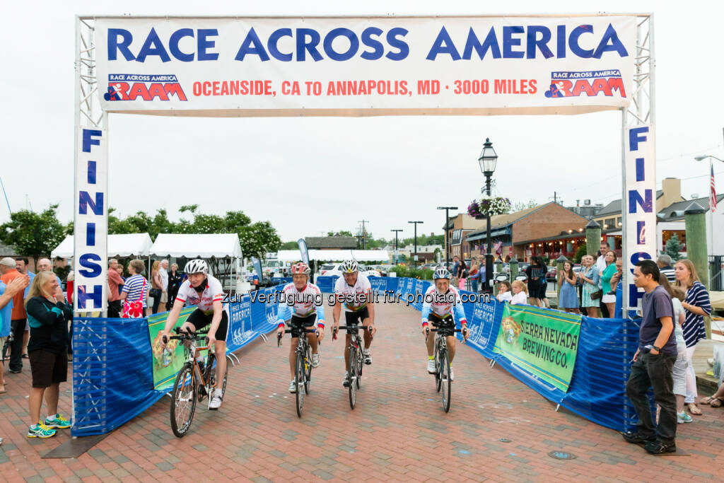 Race Across America 2014: Crataegutt Seniors: Zieleinfahrt in Annapolis nach 7 Tagen 3 Stunden 54 Minuten, © Dominik Kiss/dkiss.at (08.07.2014) 