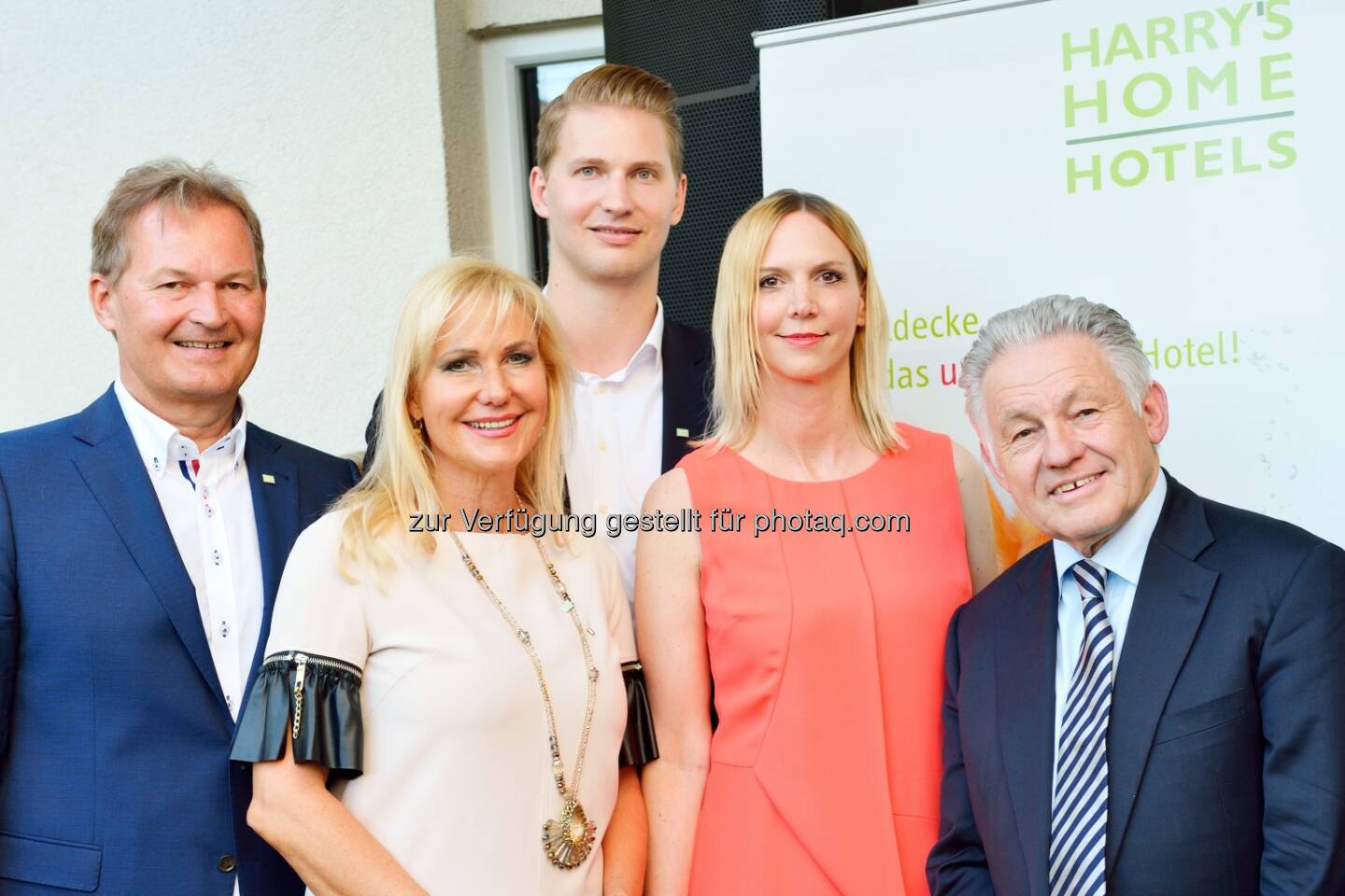 Das unmögliche Hotel Harry`s Home Linz feiert Geburtstag: Landeshauptmann Josef Pühringer, Familie Harry Ultsch, Christine Leitner (Hoteldirektorin)