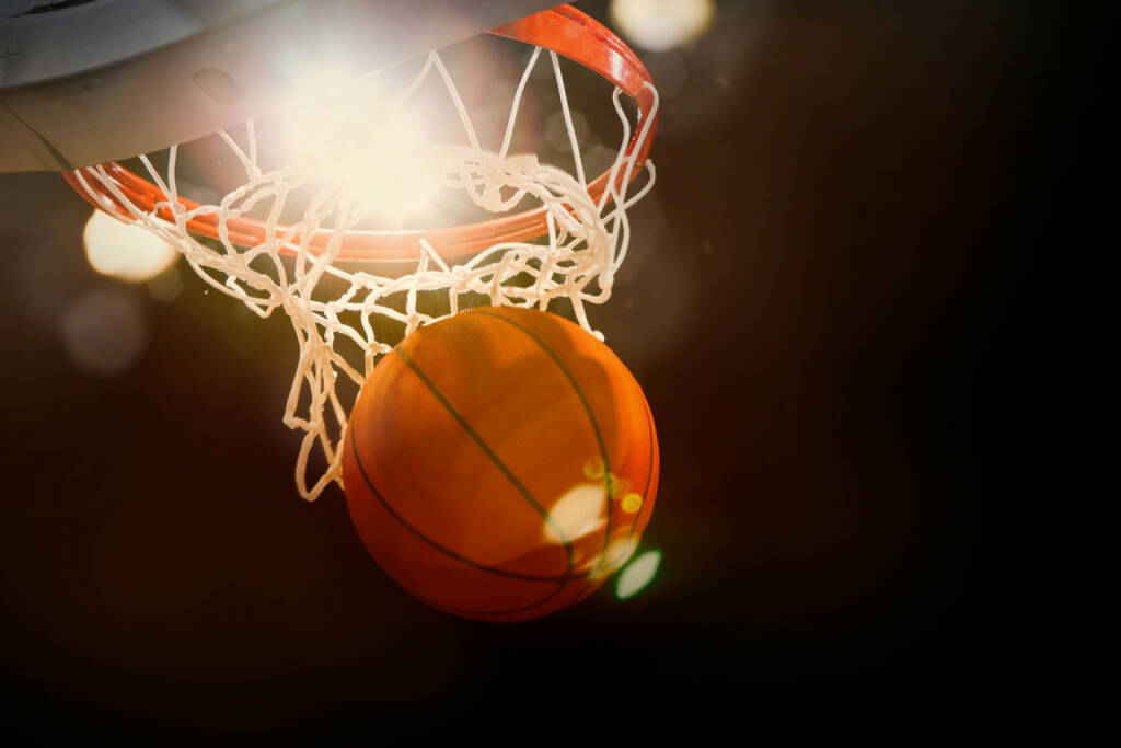 Basketball, einnetzen, Tor, Korb, werfen, Ball, Wurf, http://www.shutterstock.com/de/pic-190192655/stock-photo-basketball-going-through-the-basket-at-a-sports-arena-intentional-spotlight.html , © www.shutterstock.com (09.07.2014) 