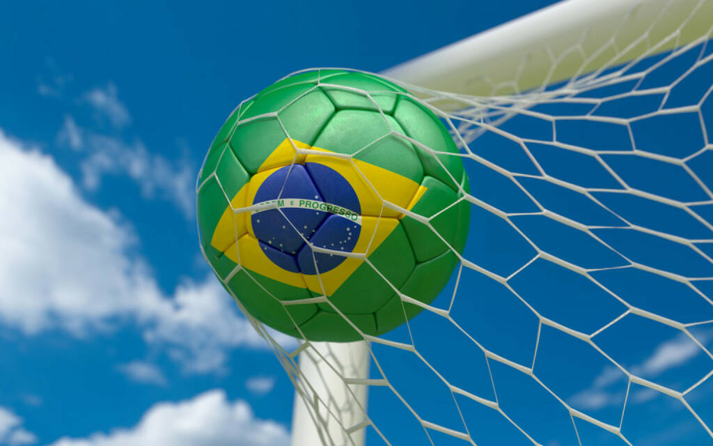 Torschuss, Tor, Fussball, Brasilien, goal, Wettkampf, http://www.shutterstock.com/de/pic-174328103/stock-photo-brazil-flag-and-soccer-ball-football-in-goal-net.html , © www.shutterstock.com (09.07.2014) 