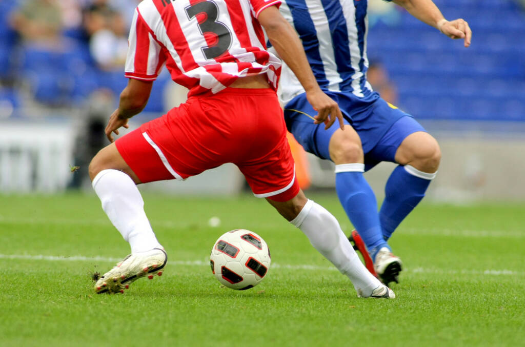 Fussball, Wettkampf, Zweikampf, Ball, http://www.shutterstock.com/de/pic-61347604/stock-photo-soccer-player-legs-in-action.html , © www.shutterstock.com (09.07.2014) 