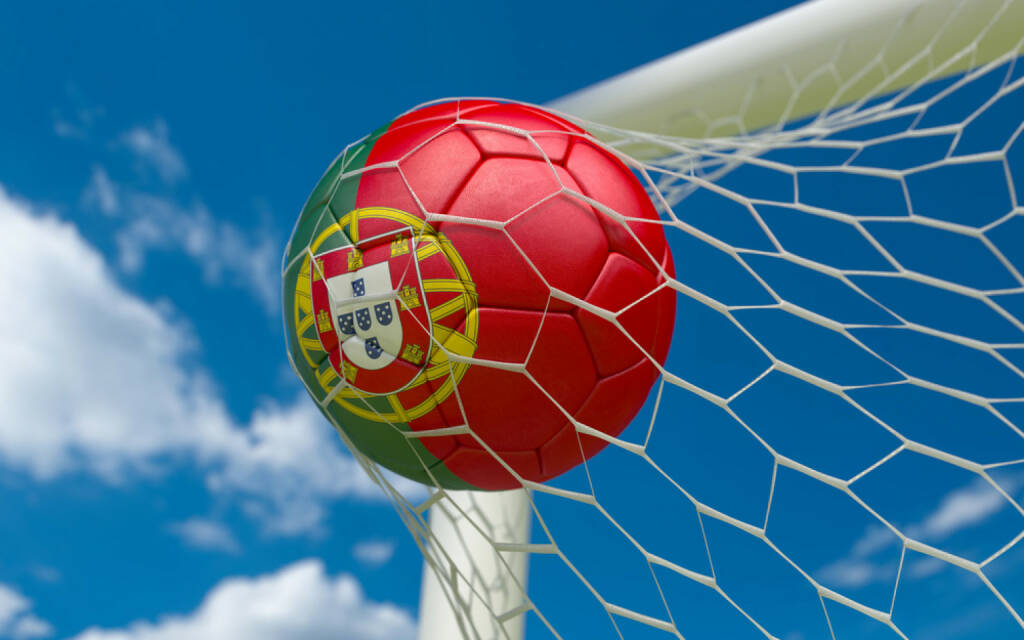 Torschuss, Tor, Fussball, Portugal, goal, Wettkampf, http://www.shutterstock.com/de/pic-174327623/stock-photo-portugal-flag-and-soccer-ball-football-in-goal-net.html, © www.shutterstock.com (09.07.2014) 