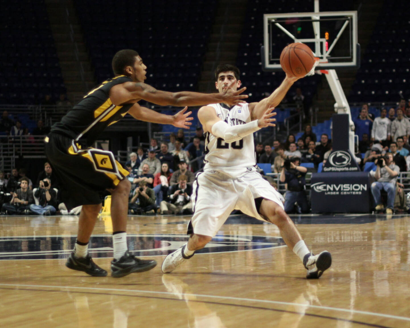 Basketball, Wettkampf, Zweikampf, Ball, Sport, <a href=http://www.shutterstock.com/gallery-51819p1.html?cr=00&pl=edit-00>Richard Paul Kane</a> / <a href=http://www.shutterstock.com/?cr=00&pl=edit-00>Shutterstock.com</a>, Richard Paul Kane / Shutterstock.com