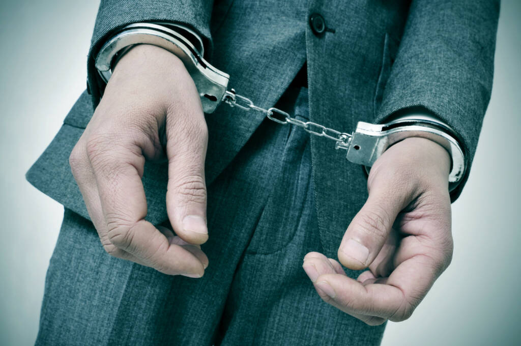 Verhaftung, Handschellen, Gefängnis, Strafe, binden, Bindung, gebunden, fesseln, entfesseln, Korruption, http://www.shutterstock.com/de/pic-175028792/stock-photo-a-man-wearing-a-suit-with-handcuffs-in-his-wrists.html (Bild: shutterstock.com), © teilweise www.shutterstock.com (09.07.2014) 