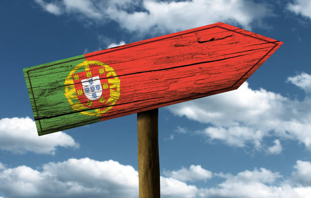 Portugal, Wegweiser, Flagge, http://www.shutterstock.com/de/pic-165476036/stock-photo-portugal-flag-wooden-sign-with-a-beautiful-sky-on-background-europe.html (Bild: shutterstock.com) (10.07.2014) 