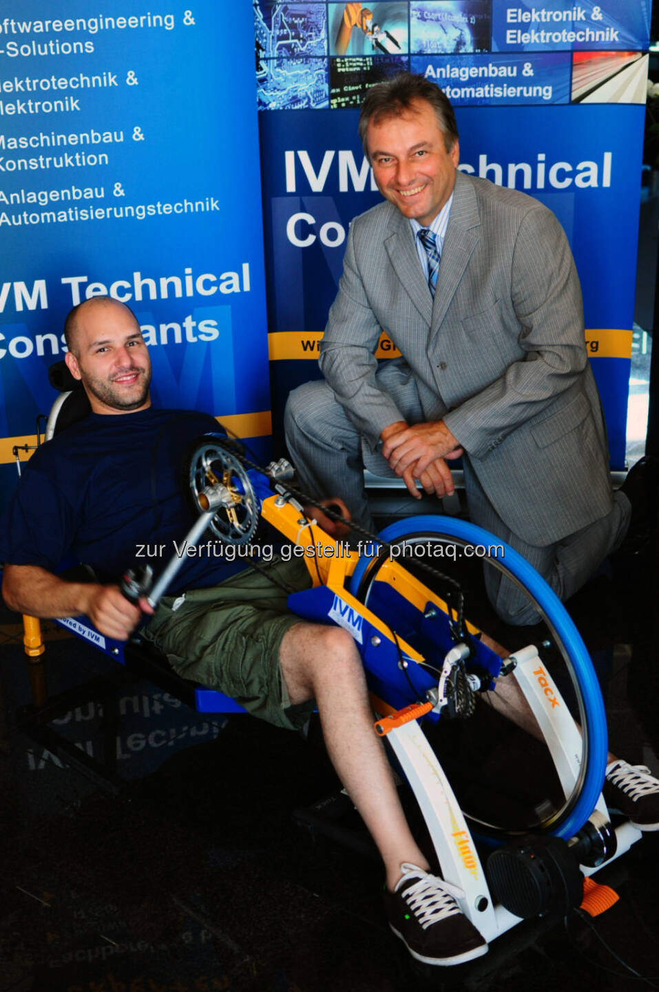 IVM Mitarbeiter entwickelt innovativen Handbike-Hometrainer: Thomas Ivic und IVM CEO Walter Hanus mit dem Handbike-Hometrainer