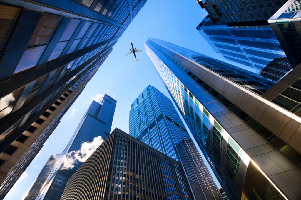 Chicago, Wolkenkratzer, Hochhaus, Finanz District, Flugzeug, Stadt, USA, Illinois, http://www.shutterstock.com/de/pic-130103729/stock-photo-looking-up-at-chicago-s-skyscrapers-in-financial-district-il-usa.html , © (www.shutterstock.com) (10.07.2014) 