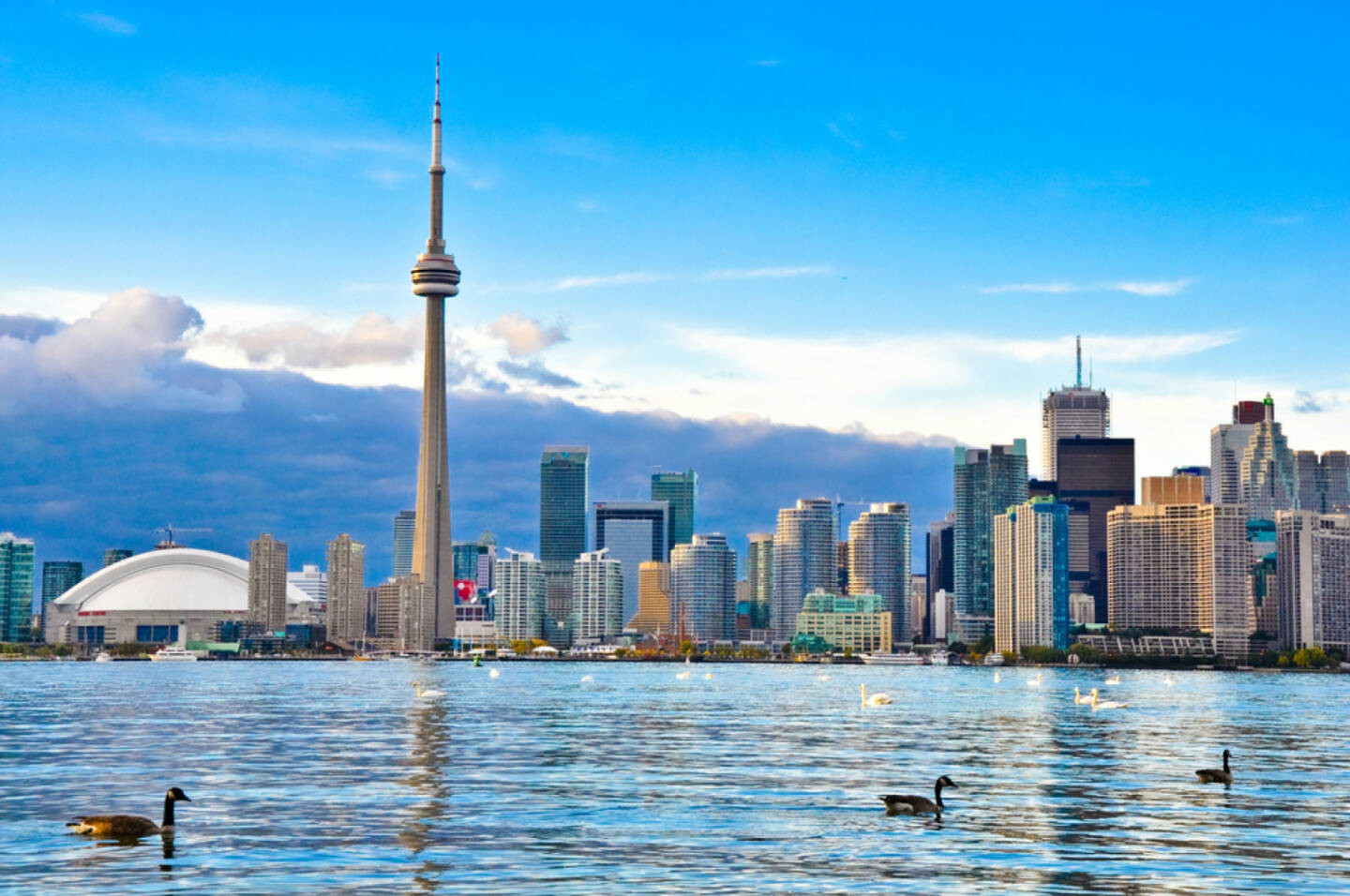 Toronto, Ontario, Kanada, Lake Ontario, http://www.shutterstock.com/de/pic-129812237/stock-photo-toronto-skyline.html 