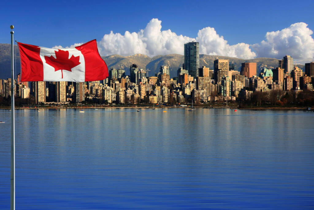 Vancouver, British Columbia, Kanada, Flagge, Fahne, http://www.shutterstock.com/de/pic-119379478/stock-photo-canadian-flag-in-front-of-the-beautiful-city-of-vancouver-canada.html , © (www.shutterstock.com) (10.07.2014) 