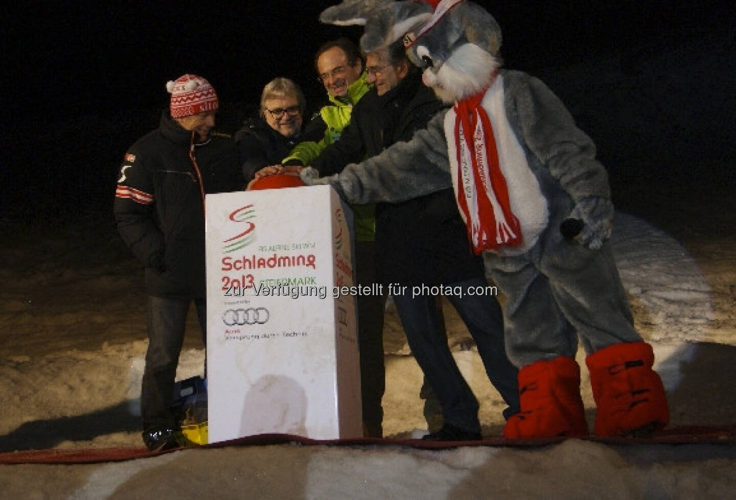 vl.n.r.: ÖSV Präsident Prof. Peter Schröcksnadel, Wolfgang Eder, Vorstandsvorsitzender der voestalpine AG, Georg Bliem, Geschäftsführer Planai, ÖSV Generalsekretär Dr. Klaus Leistner, Hopsi - voestalpine skygate für die FIS Alpine Ski WM Schladming 2013 eröffnet (c) voestalpine-Aussendung