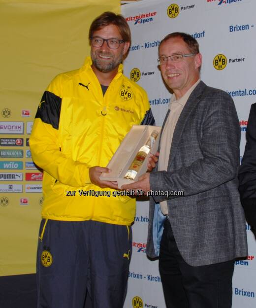 Tourismusregion Kitzbüheler Alpen - Brixental verlängert die Kooperation mit Borussia Dortmund: Geschenkübergabe Erber Schnaps von Max Salcher an BVB Trainer Jürgen Klopp, © Aussendung (11.07.2014) 