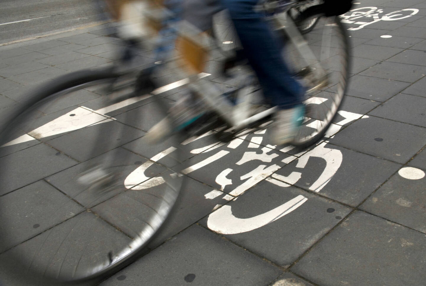 Radweg, Fahrrad, Radfahrer, http://www.shutterstock.com/de/pic-51384271/stock-photo-speedy-cyclist-commuting-on-an-urban-cycleway.html 