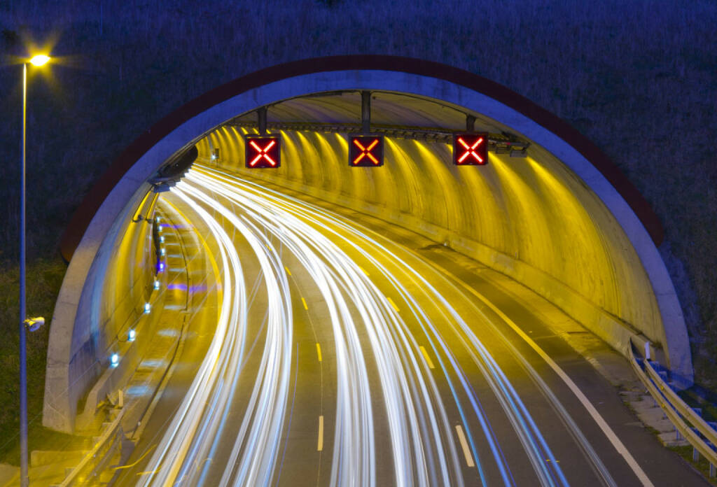 Autobahn, Tunnel, Straße, Tunnelblick, fahren, vorwärts, Nacht, Licht, http://www.shutterstock.com/de/pic-167753477/stock-photo-motorway-a-e-at-night-in-passing-through-renteria.html , © (www.shutterstock.com) (11.07.2014) 