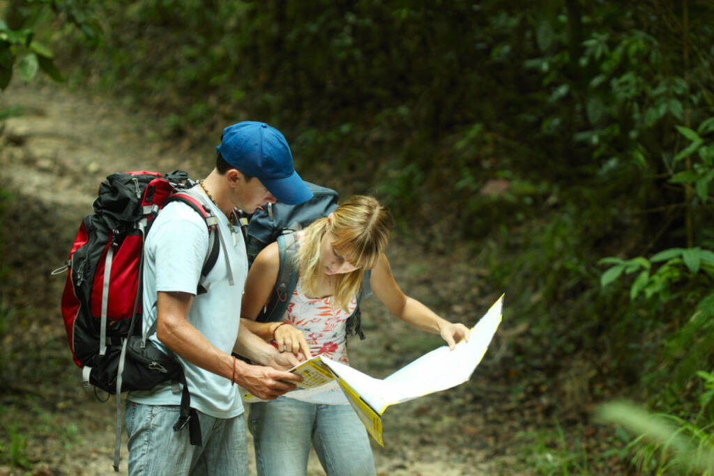 Orientierung, wandern, Karte, Straßenkarte, Abenteuer, suchen, http://www.shutterstock.com/de/pic-74385841/stock-photo-young-couple-looking-at-the-map-in-the-forest.html , © (www.shutterstock.com) (11.07.2014) 