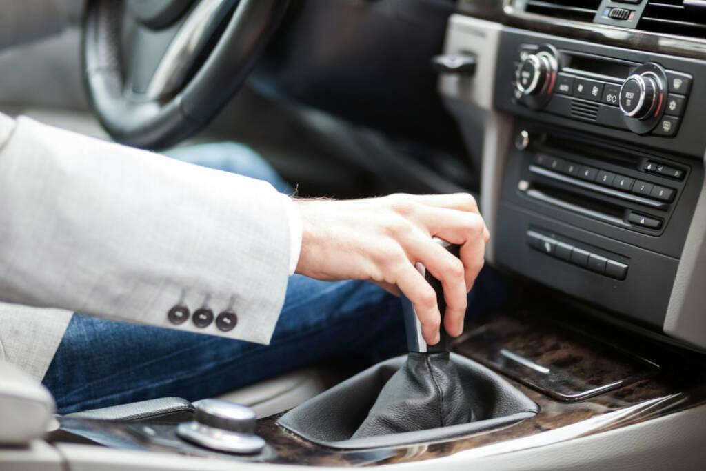 schalten, umschalten, Auto, fahren, vorwärts, http://www.shutterstock.com/de/pic-129380858/stock-photo-man-driving-his-car.html , © (www.shutterstock.com) (11.07.2014) 