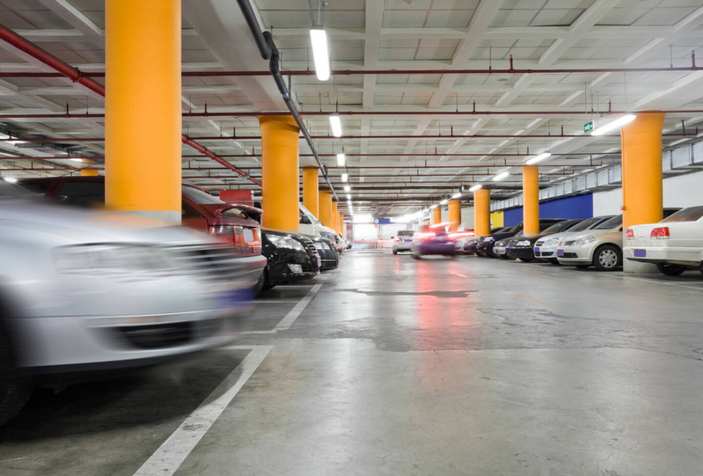 Parkhaus, Parkgarage, Garage, parken, Auto, http://www.shutterstock.com/de/pic-77849902/stock-photo-the-shined-underground-garage-with-the-moving-cars-and-parked-cars.html 