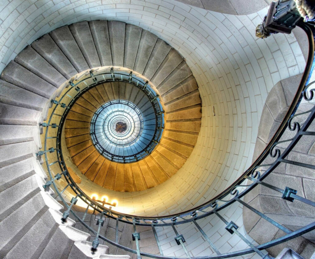Spirale, aufwärts, abwärts, drehen, http://www.shutterstock.com/de/pic-94263022/stock-photo-upside-view-of-a-spiral-staircase.html (Bild: shutterstock.com) (11.07.2014) 