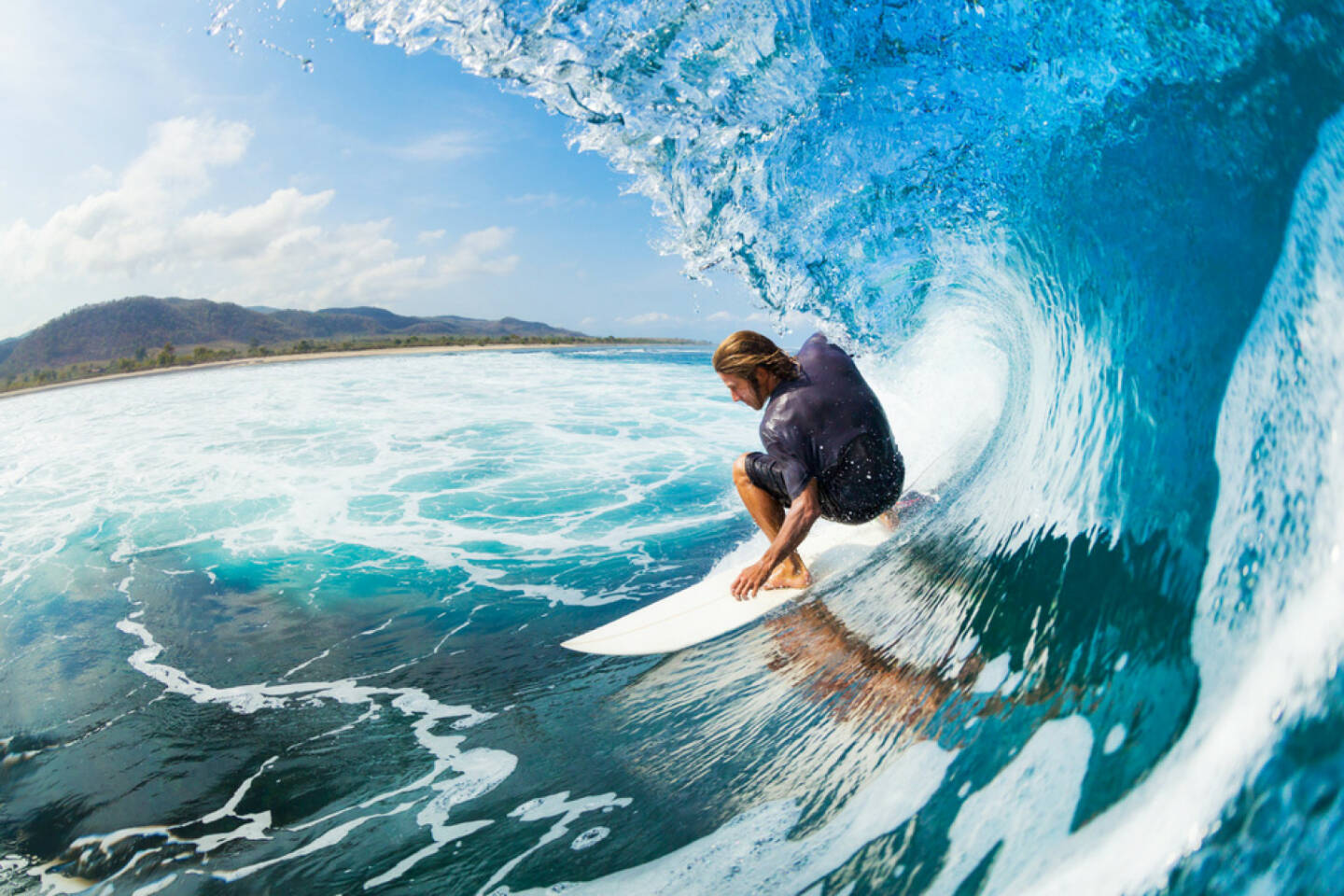 Welle, surfen, Erfolg, Erfolgswelle, auf der Erfolgswelle surfen, Wettkampf, Sport, Meer, Wasser, Glück, http://www.shutterstock.com/de/pic-117660574/stock-photo-surfer-on-blue-ocean-wave-in-the-tube-getting-barreled.html 