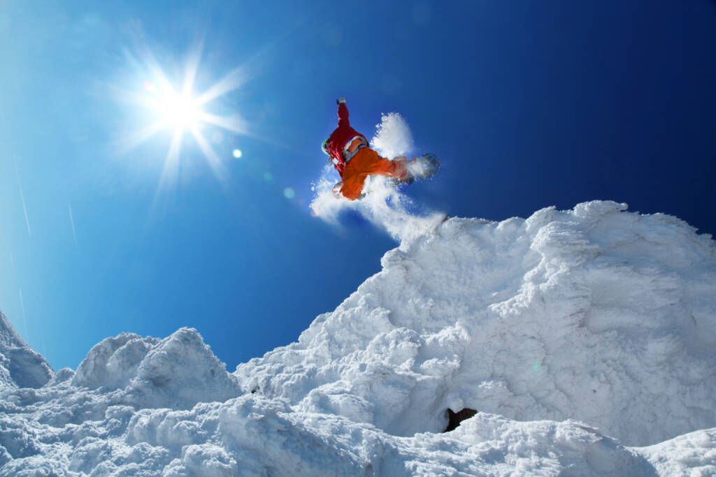 Snowboard, Absprung, springen, Schnee, jump, http://www.shutterstock.com/de/pic-126288068/stock-photo-snowboarder-jumping-against-blue-sky.html? , © www.shutterstock.com (11.07.2014) 