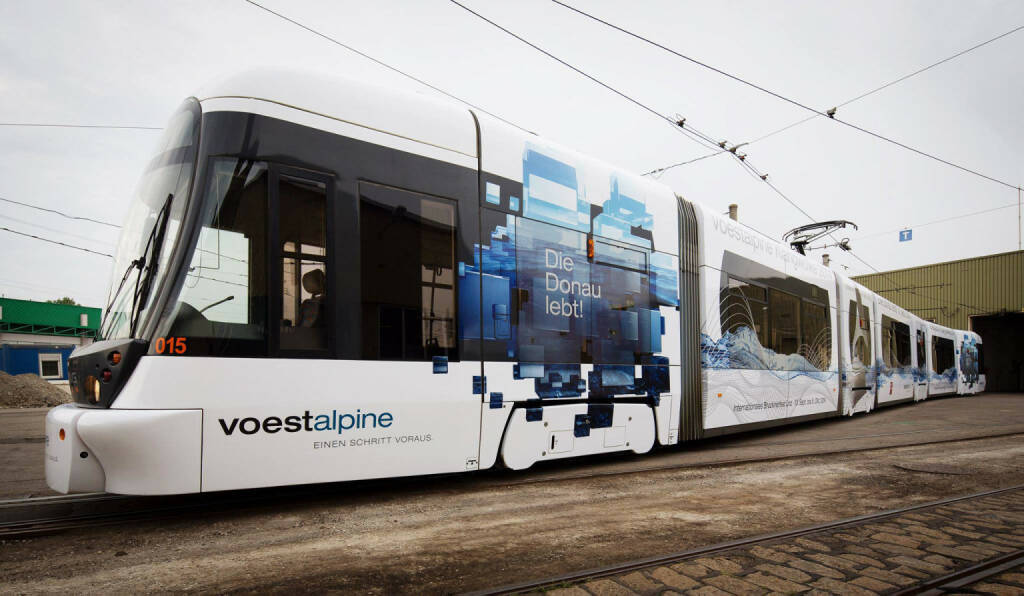 Die Straßenbahn zur voestalpine Klangwolke 2014 ist  wieder in Linz unterwegs! Die Tram wird bis 7. September auf der Linie 1 fahren. Mehr Infos zur voestalpine Klangwolke: http://www.voestalpine.com/klangwolke, © Aussendung (12.07.2014) 