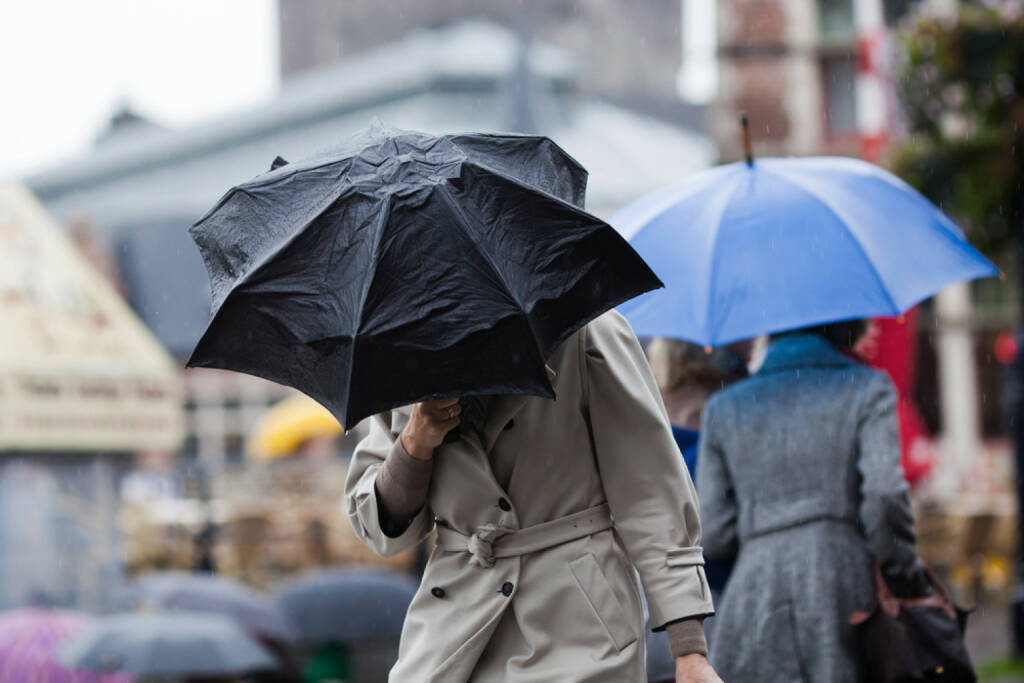 Regenschirm, Regen, Sturm, kalt, Wasser, nass, Gegenwind, http://www.shutterstock.com/de/pic-116020573/stock-photo-people-walking-with-umbrellas-in-the-rainy-city.html (Bild: shutterstock.com) (12.07.2014) 