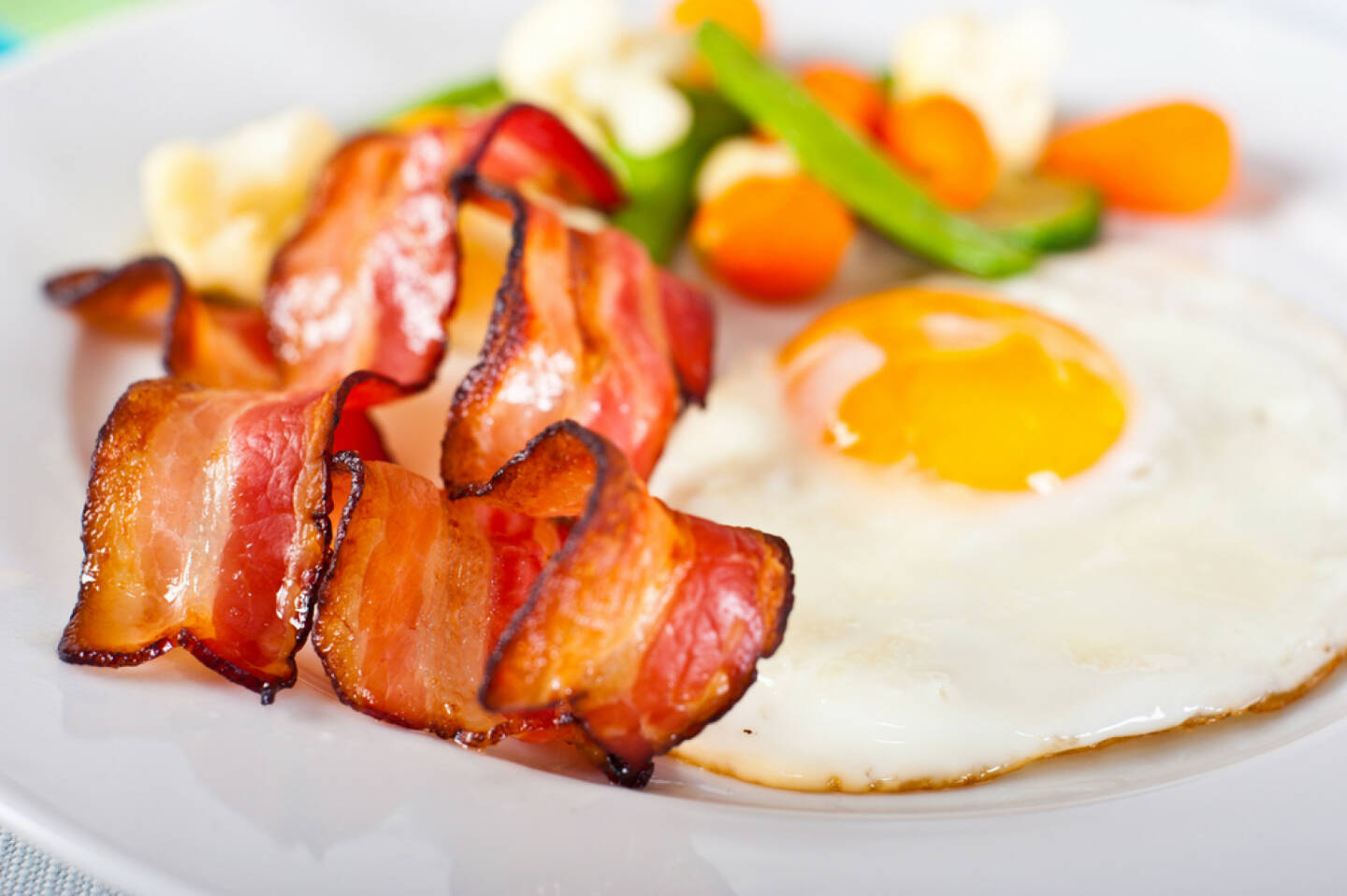 Frühstück, USA, bacon & eggs, Spiegelei, Ei, Speck, food, http://www.shutterstock.com/de/pic-77970088/stock-photo-close-up-of-fried-egg-with-bacon-and-vegetables.html 