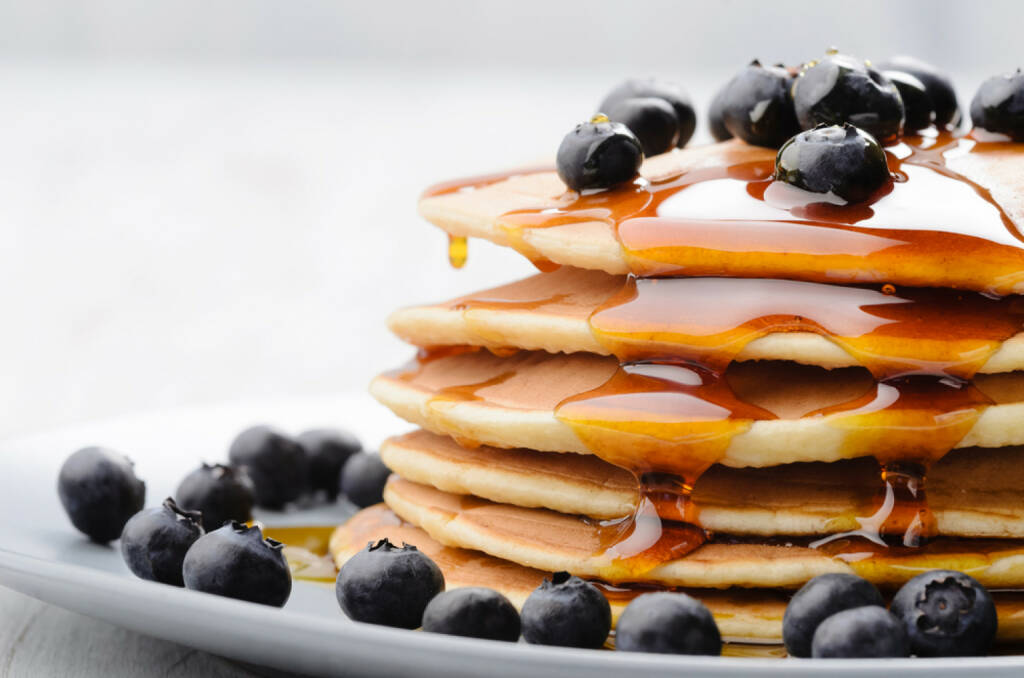 pancakes, Frühstück, USA, Heidelbeeren, Ahornsirup, süß, klebrig, essen, food, http://www.shutterstock.com/de/pic-109342949/stock-photo-delicious-pancakes-close-up-with-fresh-blueberries-and-maple-syrup.html , © www.shutterstock.com (12.07.2014) 