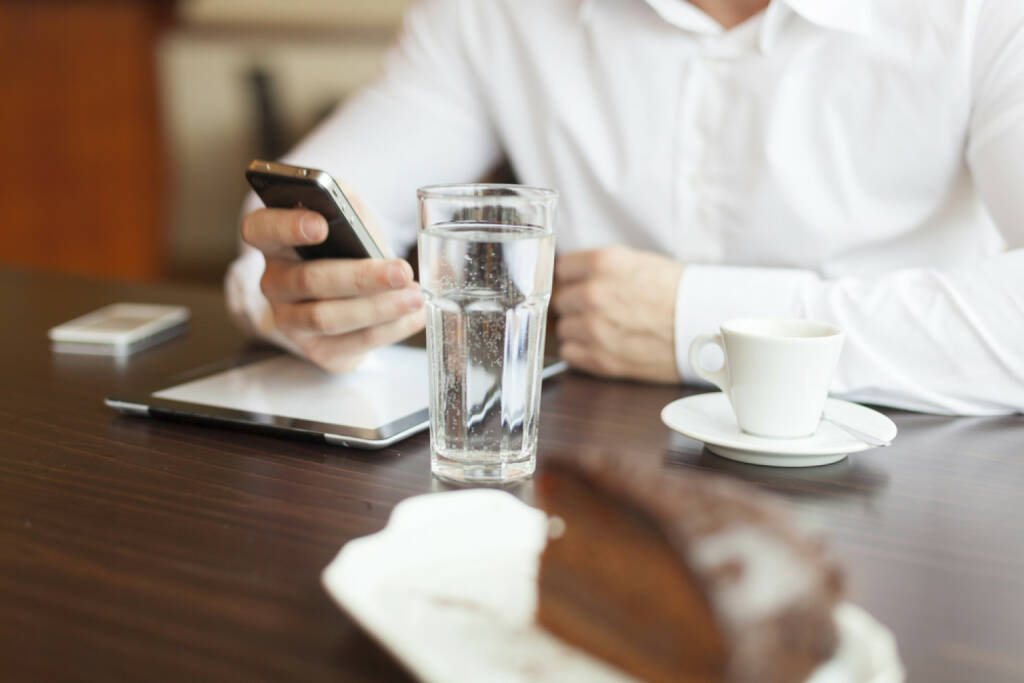 Frühstück, Business, Handy, Torte, Wasser, Pause, Kaffee, Office, http://www.shutterstock.com/de/pic-125078174/stock-photo-businessman-in-restaurant-beginning-of-working-day.html  (12.07.2014) 