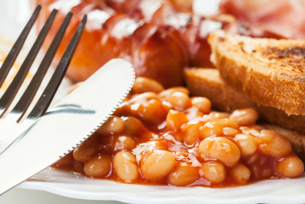 Frühstück, UK, USA, Bohnen, Wurst, food, http://www.shutterstock.com/de/pic-197437127/stock-photo-full-english-breakfast-with-bacon-sausage-fried-egg-baked-beans-and-tea.html , © www.shutterstock.com (12.07.2014) 