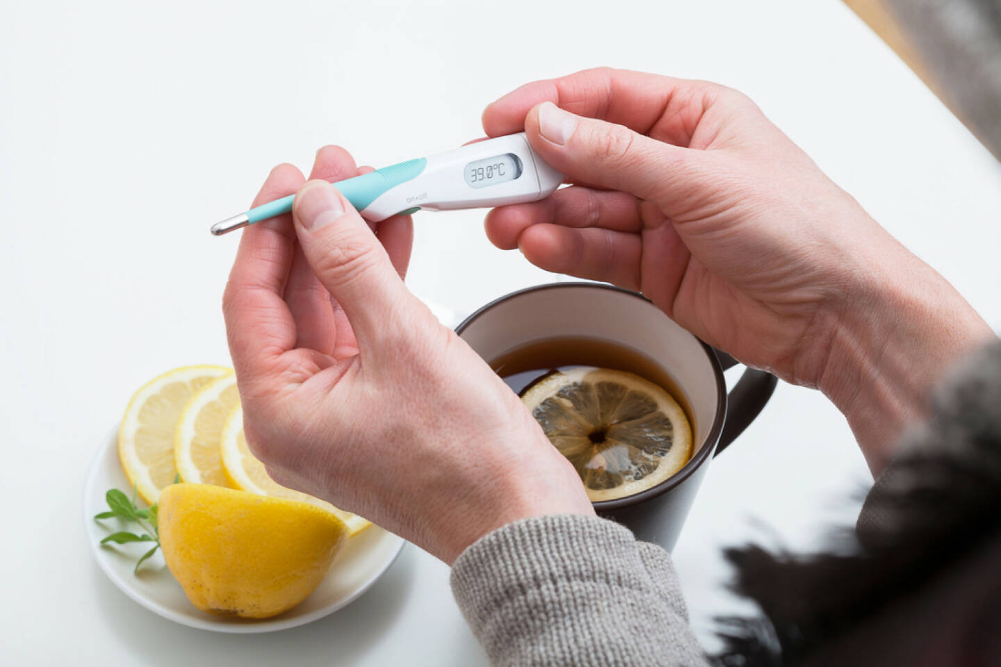 schwach, krank, Fieber, Grippe, Thermometer, Tee, Zitrone, http://www.shutterstock.com/de/pic-160644377/stock-photo-sick-person-who-is-looking-at-thermometer-and-drinking-hot-tea-with-lemon.html 