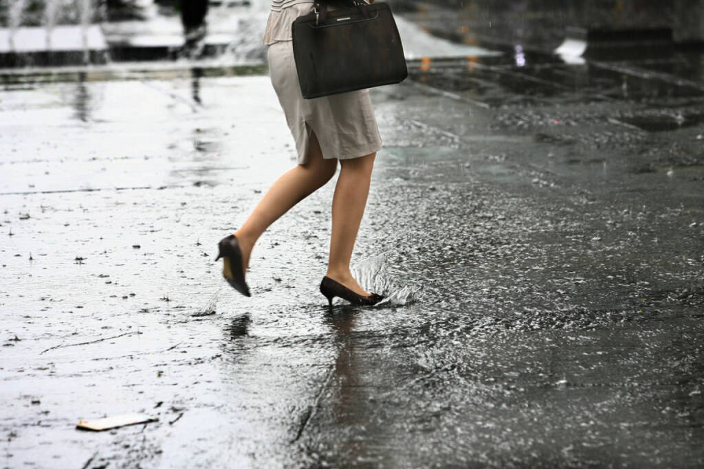 Regen, Sturm, nass, Füße, nasse Füße, http://www.shutterstock.com/de/pic-142814155/stock-photo-female-feet-with-heels-shoes-walk-on-water-when-it-rains.html (Bild: shutterstock.com) (13.07.2014) 