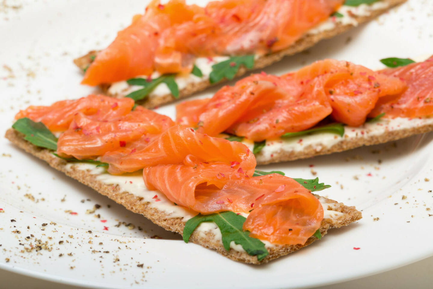 Frühstück, Schweden, Fisch, Lachs, Norden, http://www.shutterstock.com/de/pic-179242826/stock-photo-salted-salmon-on-crispy-bread-with-cheese-and-arugula-closeup.html 