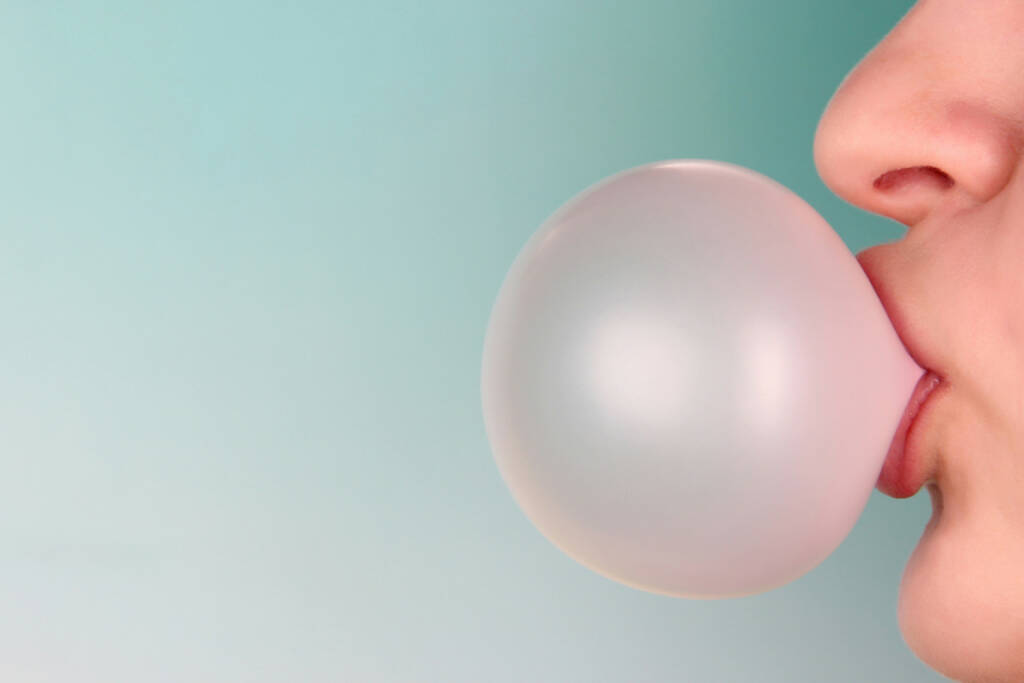 Kaugummi, Blase, platzen, http://www.shutterstock.com/de/pic-175508966/stock-photo-person-doing-bubble-with-chewing-gum-on-bright-background.html , © www.shutterstock.com (13.07.2014) 