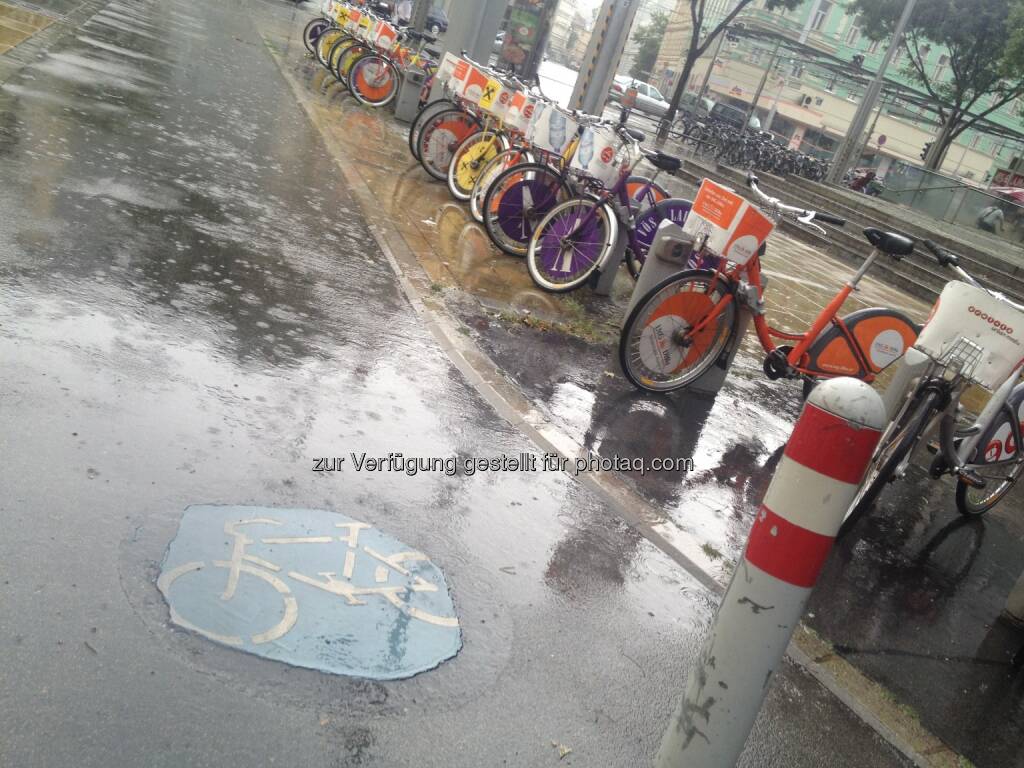 Fahrrad, Fahrräder im Regen, © diverse Handypics mit freundlicher Genehmigung von photaq.com-Freunden (14.07.2014)