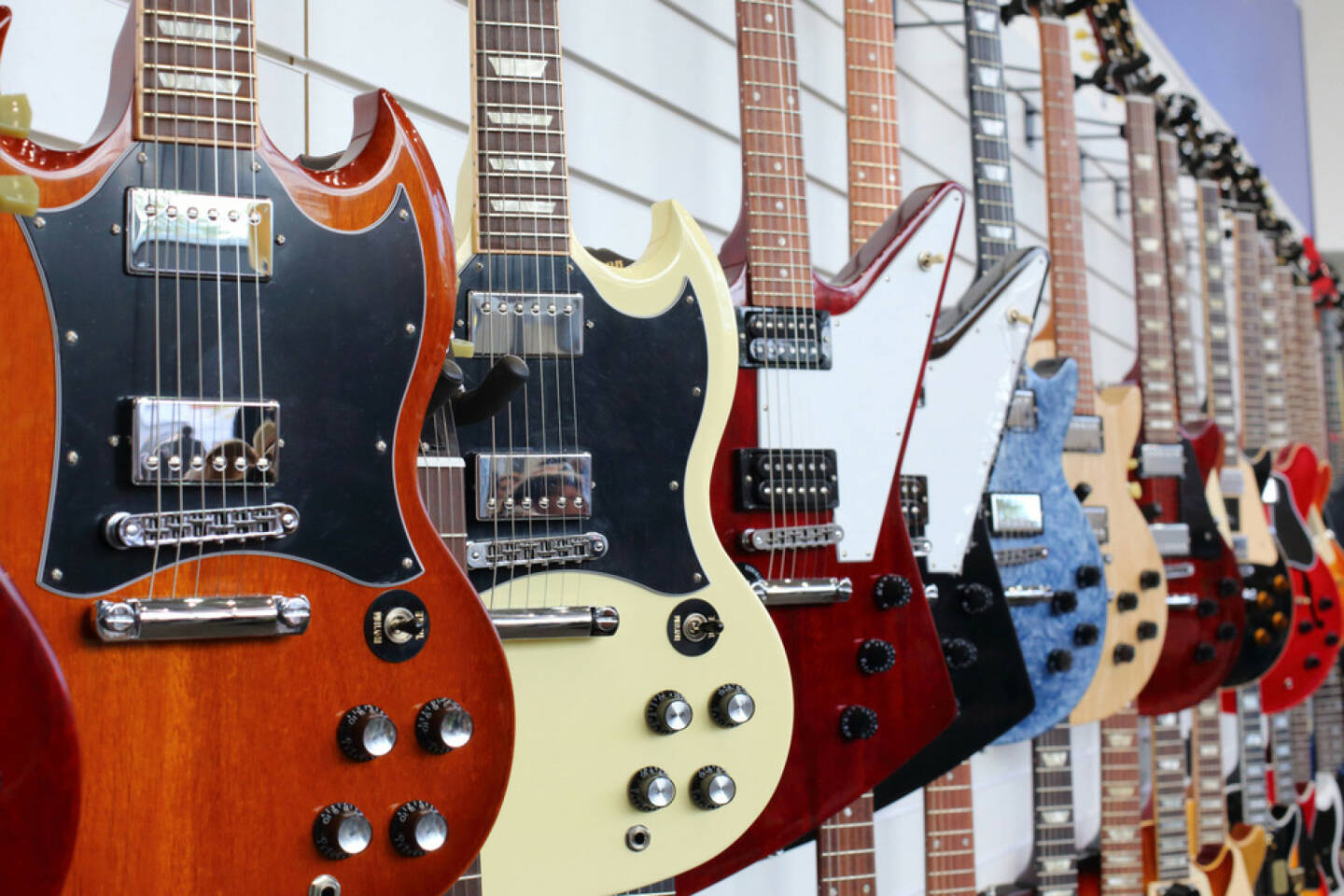 Gitarre, E-Gitarre, Musik, http://www.shutterstock.com/de/pic-141945250/stock-photo-many-electric-guitars-hanging-on-wall-in-the-shop.html 