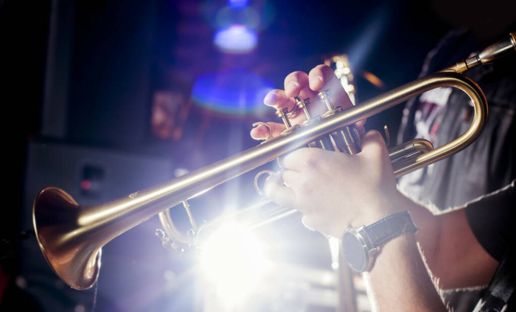 Trompete, blasen, Blech, Musik, Marsch, http://www.shutterstock.com/de/pic-165054524/stock-photo-trumpeter-in-a-nightclub.html , © www.shutterstock.com (14.07.2014) 