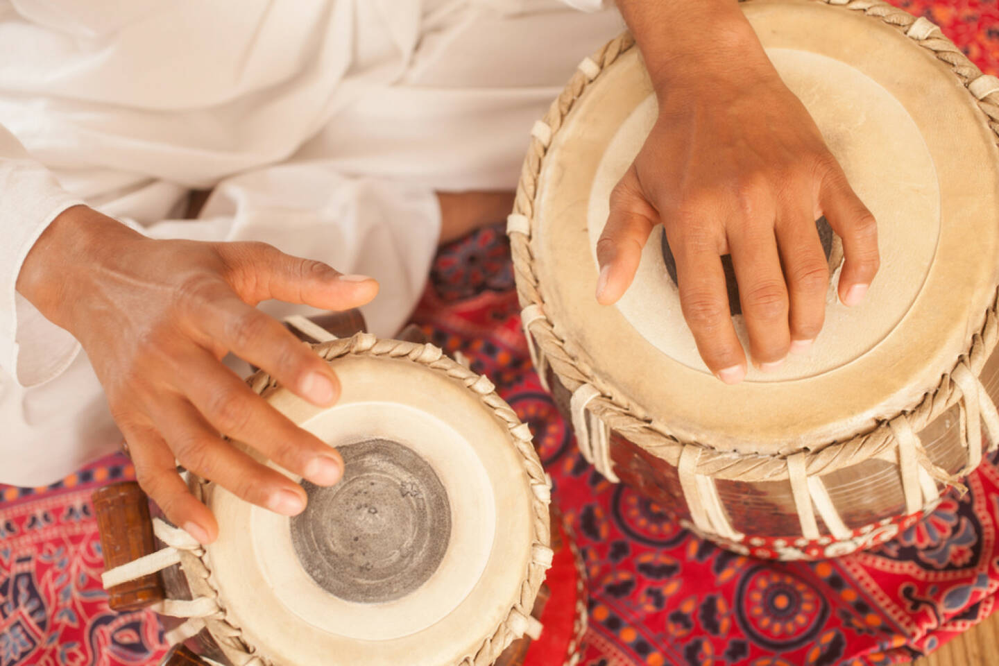 Trommel, Buschtrommel, Wirbel, laut, schlagen, http://www.shutterstock.com/de/pic-179252465/stock-photo-man-playing-on-traditional-indian-tabla-drums-close-up.html 