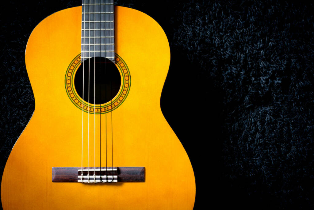 Gitarre, Saite, spielen, Musik, http://www.shutterstock.com/de/pic-197922236/stock-photo-acoustic-guitar-on-black-carpet.html , © www.shutterstock.com (14.07.2014) 