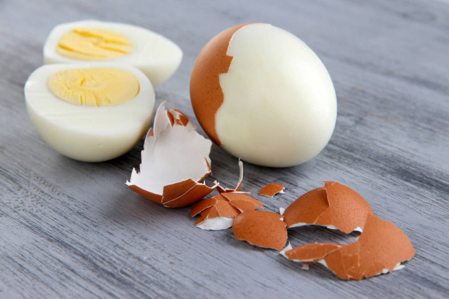 Eier, gekocht, hart, faul, http://www.shutterstock.com/de/pic-186065717/stock-photo-peeled-boiled-egg-on-wooden-background.html? 
