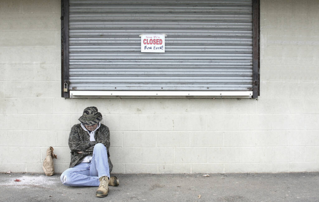 geschlossen, closed, Ende, zu, Armut, traurig, verloren, bankrott, pleite, http://www.shutterstock.com/de/pic-6817387/stock-photo-homeless-man-outside-of-a-closed-business-that-has-gone-bankrupt.html  (14.07.2014) 