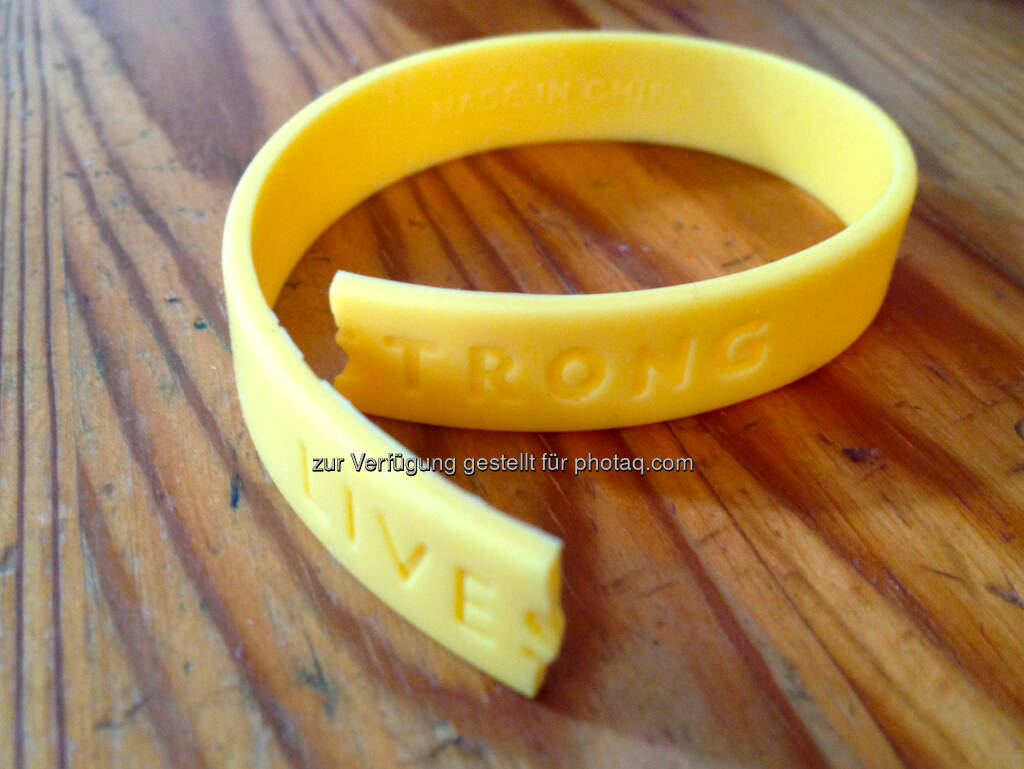 Livestrong, gerissen, gelb, © diverse Handypics mit freundlicher Genehmigung von photaq.com-Freunden (15.07.2014) 