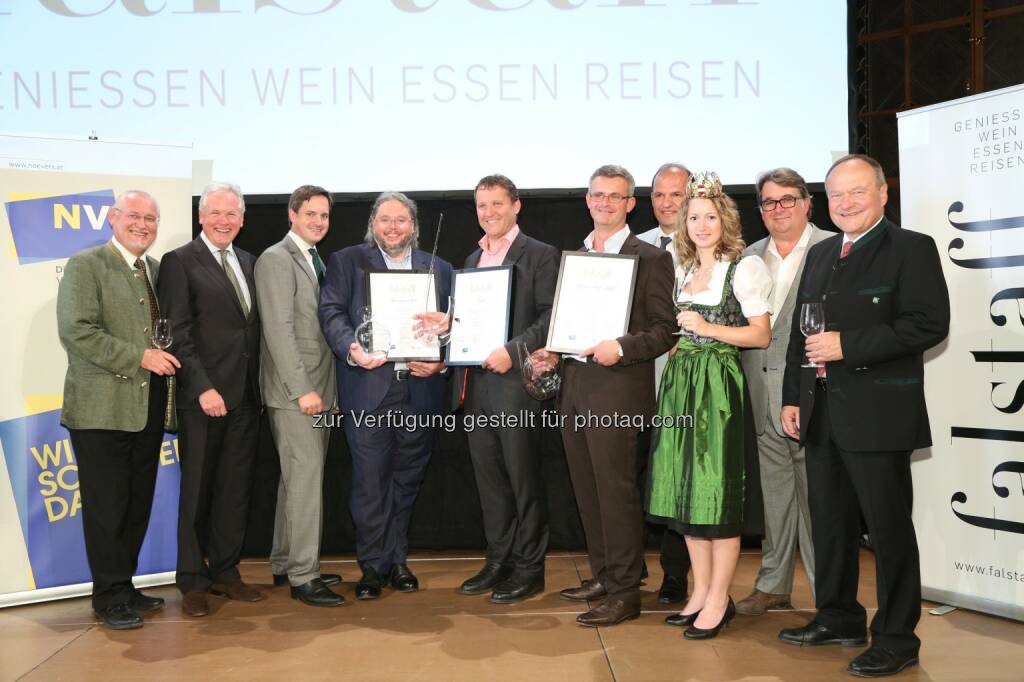 Falstaff Grüner Veltliner Gala 2014 & 20. Grüner Veltliner Grand Prix: Siegerfoto: Franz Backknecht (Präsident des NÖ Landesweinbauverbandes), Hubert Schultes (Generaldirektor Niederösterreichische Versicherung), Johannes Schmuckenschlager (Weinbaupräsident), Bernhard Ott (Falstaff Grüner Veltliner Grand Prix 2014 3. Platz), Franz Türk (Falstaff Grüner Veltliner Grand Prix 2014 1. Platz), Johannes Kölbl (Falstaff Grüner Veltliner Grand Prix 2014 2. Platz), Otto Auer (Vizepräsident der Niederösterreichischen Landwirtschaftskammer), Tanja Dworzak (Österreichische Weinkönigin), Peter Moser (CR Wein Falstaff), NR Ing. Hermann Schultes (Präsident der Niederösterreichischen Landes-Landwirtschaftskammer), © Aussendung (15.07.2014) 