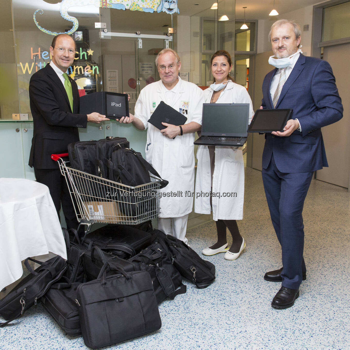 Energie Steiermark AG: 20 Notebooks als Draht nach außen für Kinder auf der Krebsstation: Urs Harnik (li.) und Wolfgang Galler (re.) von der Energie Steiermark übergeben die 20 Notebooks an Herwig Lackner und Andrea Mohapp von der Kinder-Krebsstation