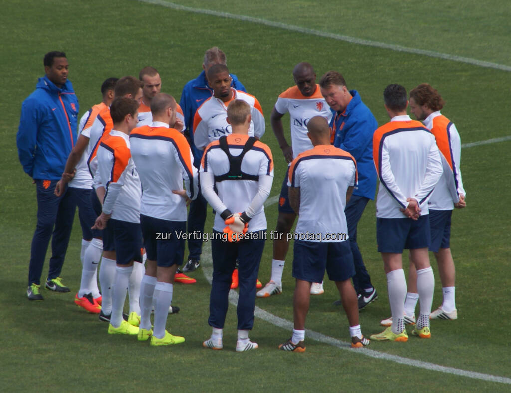 Bondscoach Louis van Gaal, Co-Trainer Patrick Kluivert und die holländische Fußball-Nationalmannschaft beim Training mit dem LPM-System von inmotiotec: inmotiotec, ein Unternehmen der abatec group AG, stellte der holländischen Fußball-Nationalmannschaft für die Zeit der Weltmeisterschaft das LPM (Local Position Measurement) System zur Verfügung. Schon in der Vorbereitung trainierte die erfolgreiche Mannschaft rund um Startrainer Louis van Gaal mit dem Tracking & Trainings-Analyse-System aus Regau., © Aussendung (15.07.2014) 