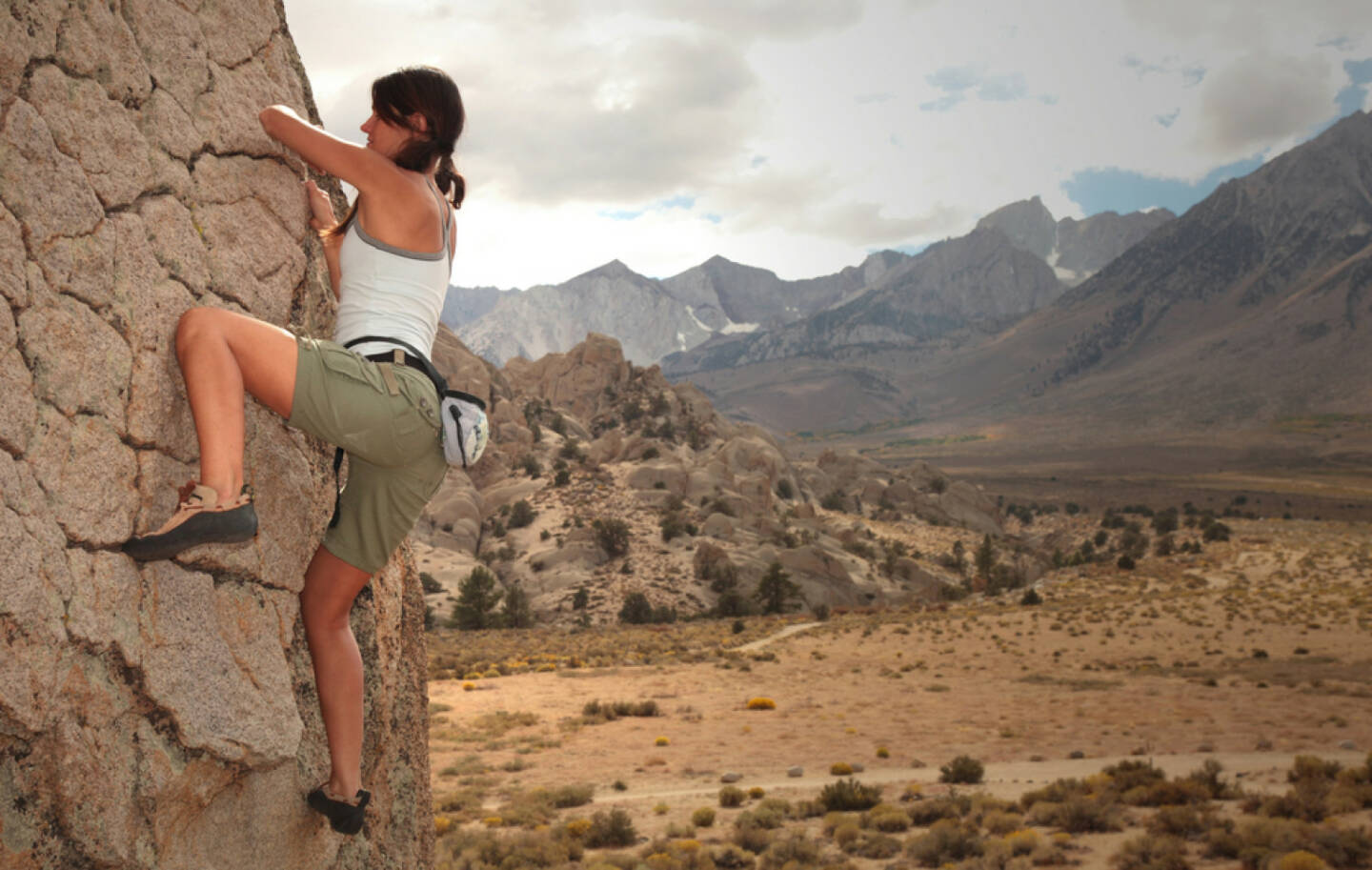 freeclimbing, klettern, hinauf, aufwärts, ungesichert, ungewiss, mutig, Höhe, unsicher, http://www.shutterstock.com/de/pic-63623488/stock-photo-a-strong-woman-climbs-up-a-rock-face.html 