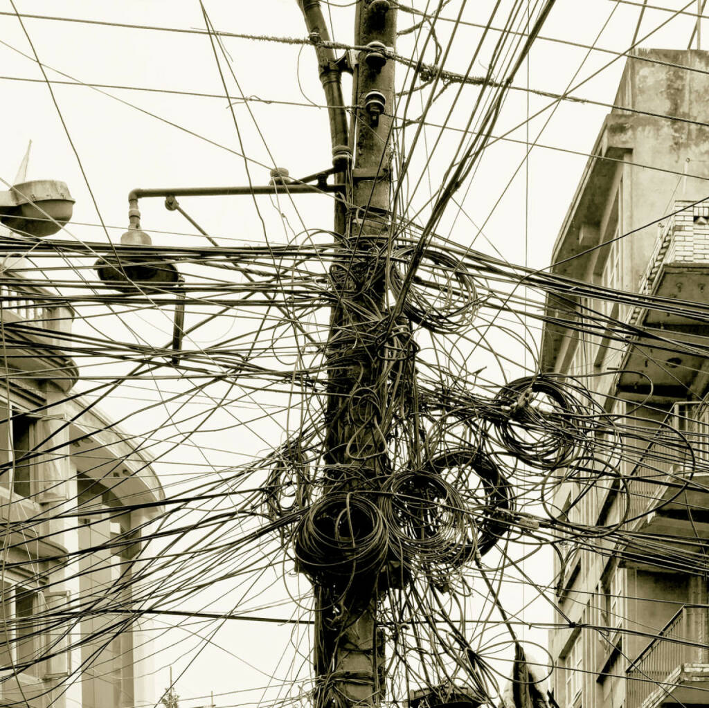 Chaos, Kabeln, Leitungen, wirr, Knoten, verknotet, http://www.shutterstock.com/de/pic-146443307/stock-photo-the-chaos-of-cables-and-wires-in-kathmandu-nepal.html? , © (www.shutterstock.com) (15.07.2014) 