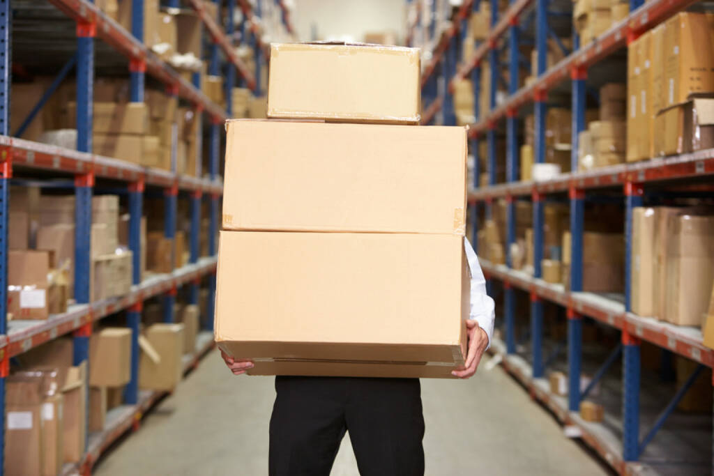 Paket, schwer, Last, tragen, schleppen, langsam, Zustellung, Zentrale, verteilen, Versand, Post http://www.shutterstock.com/de/pic-129634592/stock-photo-man-carrying-boxes-in-warehouse.html  (15.07.2014) 