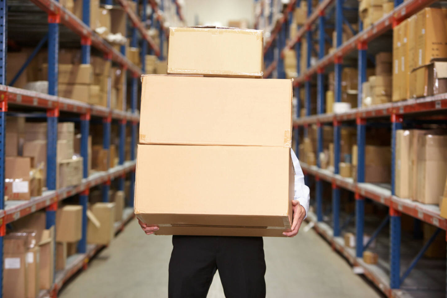 Paket, schwer, Last, tragen, schleppen, langsam, Zustellung, Zentrale, verteilen, Versand, Post http://www.shutterstock.com/de/pic-129634592/stock-photo-man-carrying-boxes-in-warehouse.html 